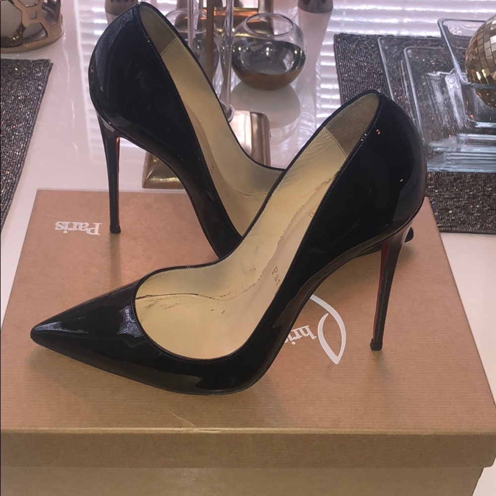 Black patent So Kate pump